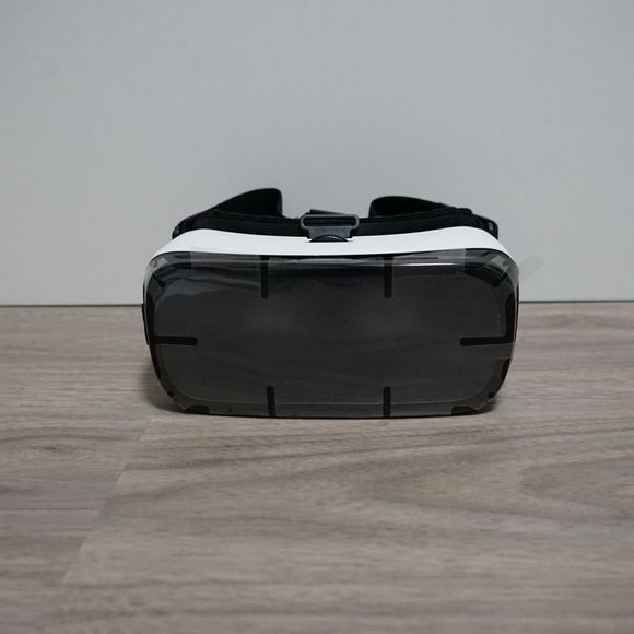 Authentic Samsung Gear VR powered by Oculus with Original Box 1st Edition - Picture 2 of 8